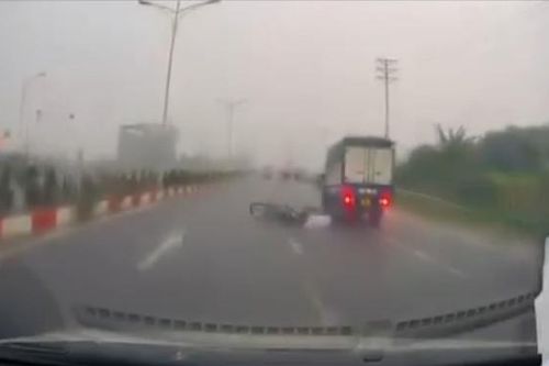 Thót tim cảnh xe máy bị ô tô tải quệt mạnh, ngã sõng soài suýt cuốn vào gầm xe