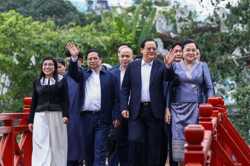 Thủ tướng Phạm Minh Chính và Thủ tướng Lào đi dạo Hồ Gươm, hát cùng sinh viên