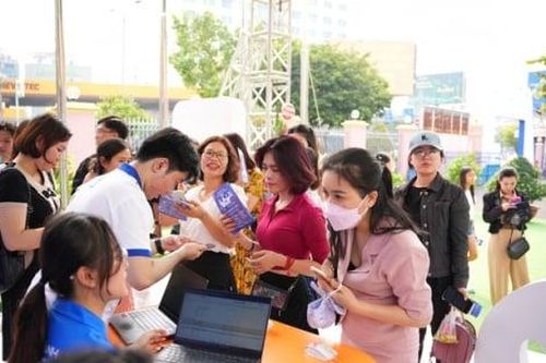 Hơn 40 gian hàng tham dự sự kiện xúc tiến thương mại điện tử và giới thiệu sản phẩm tư vấn