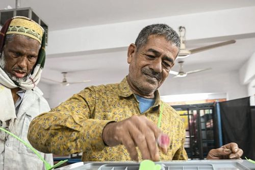 Cử tri Bangladesh tiến hành tổng tuyển cử, bầu hàng trăm đại biểu vào Quốc hội