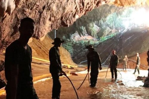 Slovenia nỗ lực giải cứu năm người mắc kẹt trong hang động ở miền Tây Nam