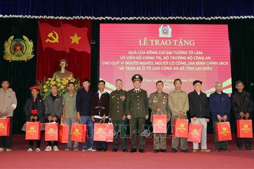 Trao quà của Bộ trưởng Bộ Công an tặng người nghèo, gia đình chính sách ở Lai Châu