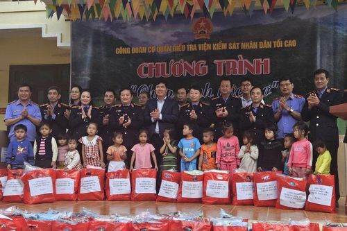 Mang Tết sớm cho học sinh nghèo nơi rẻo cao của tỉnh Quảng Nam