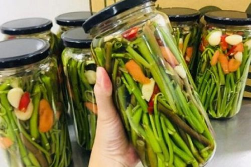 Tối nay ăn gì: Đừng luộc rau muống nữa, ngâm với thứ này đảm bảo ai cũng mê
