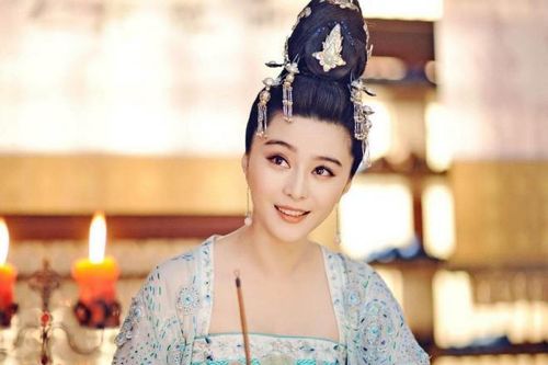 Sau khi Võ Tắc Thiên mất, vì sao trước mộ bia của bà có rất nhiều tượng đá không hoàn chỉnh?
