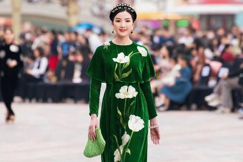 Lương Thanh lần đầu làm vedette, trình diễn áo dài nhung lụa