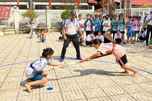 Lang Chánh khôi phục các trò chơi, trò diễn dân gian