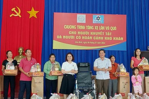 Tặng xe lăn và quà cho người khuyết tật, gia đình khó khăn tại phường Hòa Bình