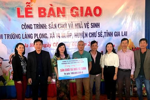 Bàn giao công trình sân chơi và nhà vệ sinh cho điểm trường làng Plong