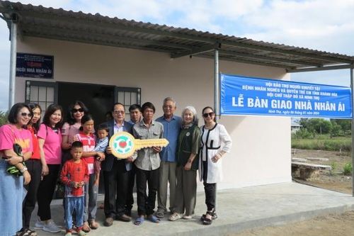 Hội Bảo trợ người khuyết tật, bệnh nhân nghèo và quyền trẻ em tỉnh Khánh Hòa: Trao nhà nhân ái và tặng quà cho học sinh nghèo
