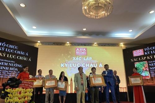 Trao bằng chứng nhận xác lập kỷ lục châu Á cho món nem nướng Ninh Hòa