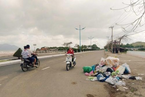 Bỏ rác bừa bãi ra đường