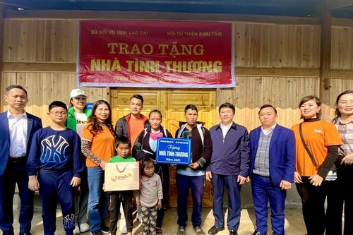 Trao tặng 2 'Nhà tình thương' tại xã Mường Hoa (thị xã Sa Pa)