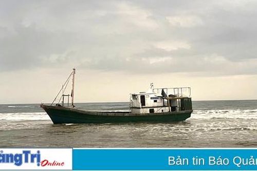 Tiếp tục phát hiện tàu lạ trôi dạt vào bờ biển huyện Triệu Phong