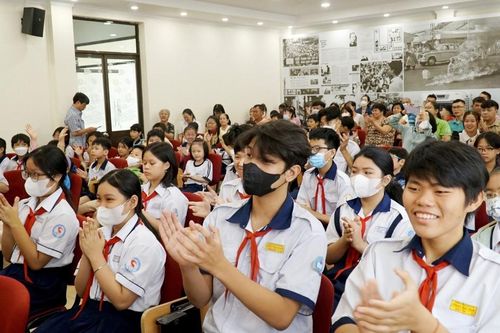 Báo Giác Ngộ trao học bổng Agribank đến học sinh con em các gia đình chính sách