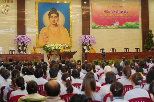 Hơn 500 Phật tử tham dự khóa tu Ngày an lạc tại Việt Nam Quốc Tự