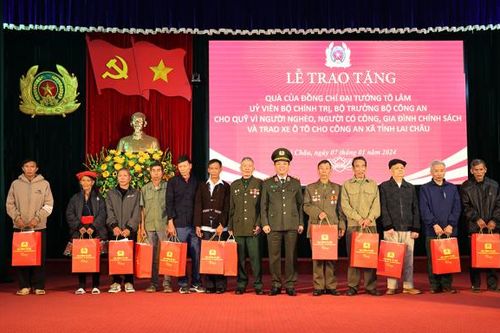 Trao quà của Bộ trưởng Tô Lâm cho người có công, gia đình chính sách và trao xe cho Công an xã