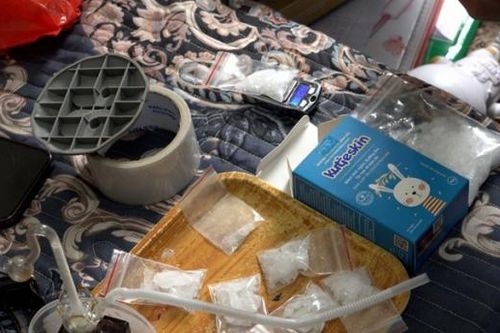 Đôi nam nữ buôn ma túy khai thủ 2 khẩu súng 'để tự vệ'