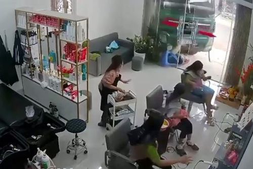 Xe tải va chạm xe máy rồi lao vào cửa hàng gội đầu, 4 người thương vong