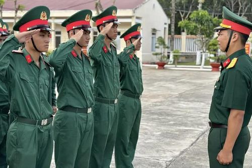 Quân nhân say rượu, bia trong giờ làm việc sẽ bị kỷ luật từ hạ lương đến giáng cấp bậc quân hàm