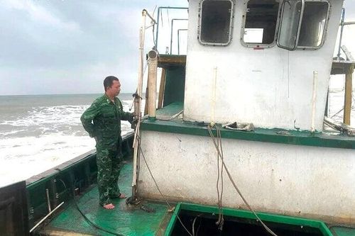 Tàu không người lái trôi vào vùng biển Quảng Trị