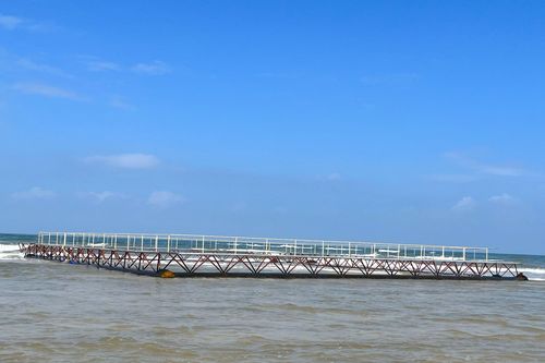 2 lồng bè cỡ lớn không rõ nguồn gốc trôi vào bờ biển Quảng Trị