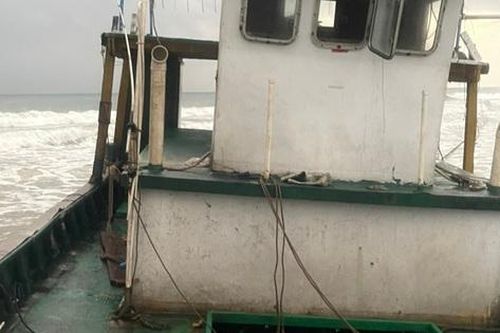 Tàu không người lái, ghi chữ nước ngoài trôi dạt vào bờ biển