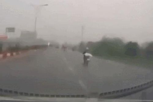 Thót tim cảnh xe tải nhập làn ẩu gây tai nạn, lái xe máy thoát chết trong gang tấc