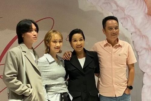 Mỹ Anh ra mắt album mới, 'Chị Đẹp' Mỹ Linh đến cổ vũ con gái hết mình