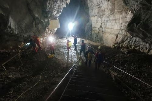 Slovenia nỗ lực giải cứu 5 người mắc kẹt trong hang ngập nước
