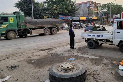 Xe tải đang đi văng bánh ra ngoài khiến 3 người bị thương