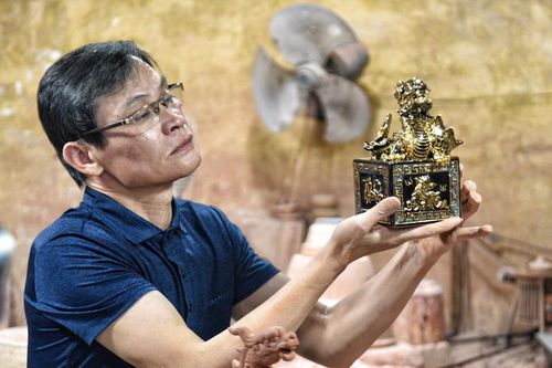 Chiêm ngưỡng Ấn Rồng bằng gốm dát vàng tại làng nghề Bát Tràng