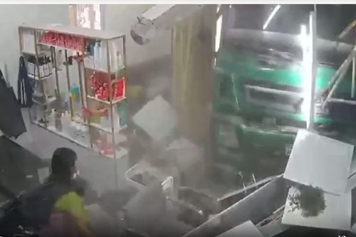 Bắc Giang: Hé lộ nguyên nhân vụ xe ô tô lao vào quán làm tóc khiến 1 người tử vong