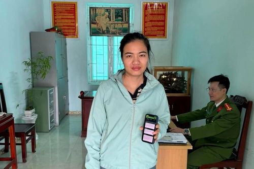 Thấy tài khoản có thêm 15 triệu đồng, người phụ nữ vội vã đi báo Công an