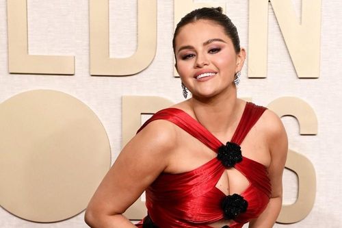 Selena Gomez mặc váy cắt xẻ táo bạo ở Quả cầu Vàng