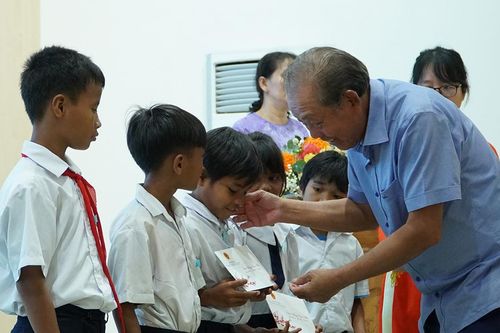 Khánh Hòa trao 350 phần quà cho học sinh dân tộc thiểu số khó khăn