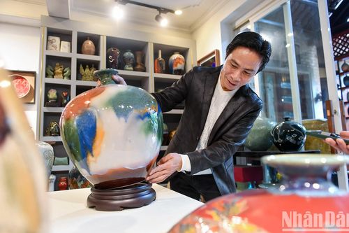 Gốm men Suối ngọc: Khi đất sét được thổi hồn thành hoa