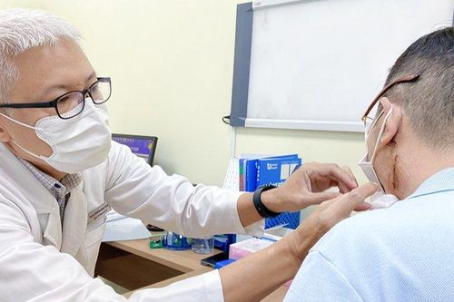 Thận trọng khi tự dùng lá xạ đen điều trị khối u