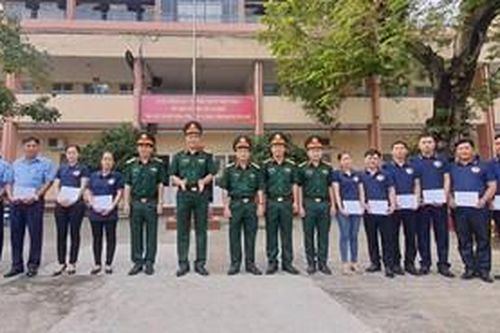 Trung tâm Thể dục Thể thao Quốc phòng II (Quân khu 7) tặng quà người lao động khó khăn