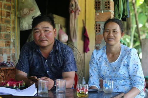 Đôi vợ chồng vượt qua mặc cảm, làm giàu trên mảnh đất quê hương