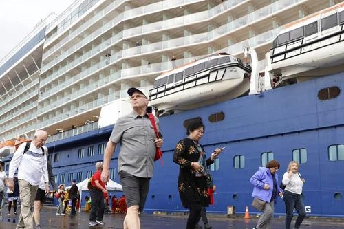Tàu CELEBRITY SOLSTICE chở 2.700 du khách cập cảng Chân Mây