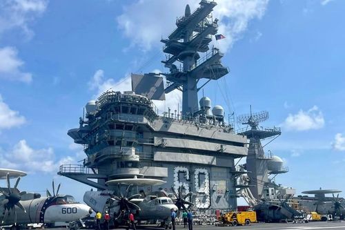 Cận cảnh tàu sân bay hạt nhân CVN-69 Mỹ vừa điều tới Biển Đỏ