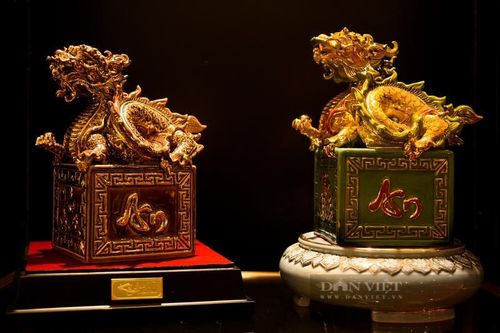 'Đột nhập' xưởng sản xuất ấn Rồng dát vàng phục vụ Tết Giáp Thìn 2024