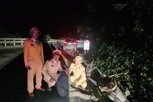 Bị công an chặn bắt, nghi phạm vận chuyển ma túy lao xe vào tổ công tác
