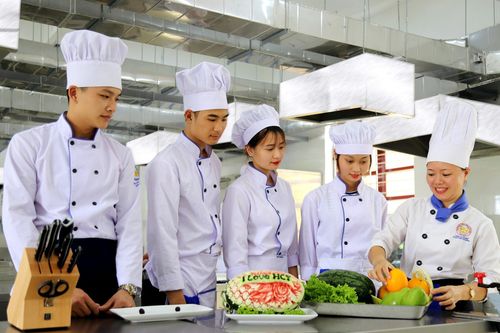 Sinh viên trường nghề 'mòn mỏi' chờ tốt nghiệp