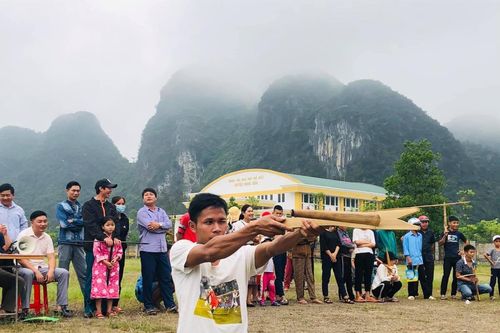 Giữ gìn các trò chơi dân gian và môn thể thao dân tộc ở xã biên giới Trọng Hóa
