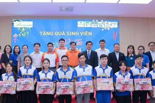 Trường đại học tặng quà, lì xì Tết cho sinh viên