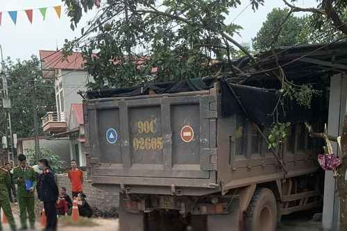 Ô tô tải bất ngờ lao vào quán tóc khiến 4 người thương vong