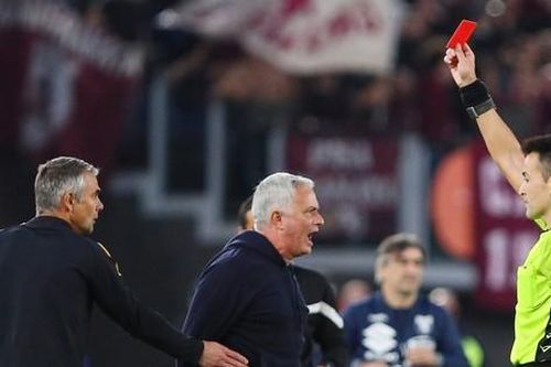 Jose Mourinho 'hờn dỗi' vì nhận thẻ đỏ