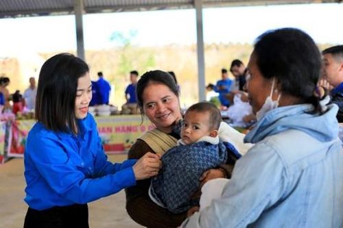 Ấm áp phiên chợ 0 đồng cho người nghèo